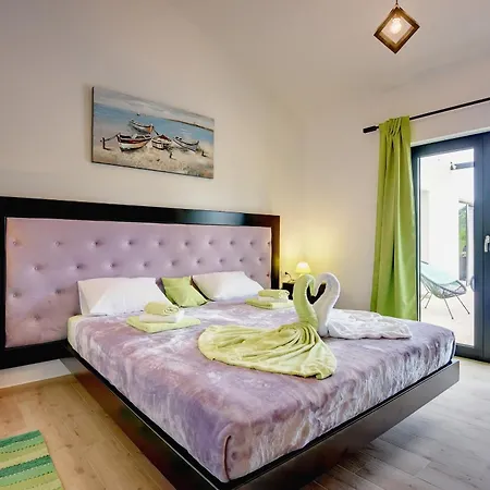 Radola Only 3 Km From For 6 People With Private Pool & Large Garden * Hrboki