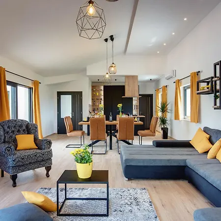 Radola Only 3 Km From For 6 People With Private Pool & Large Garden