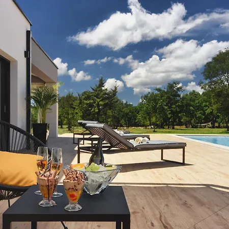 Radola Only 3 Km From For 6 People With Private Pool & Large Garden * Hrboki