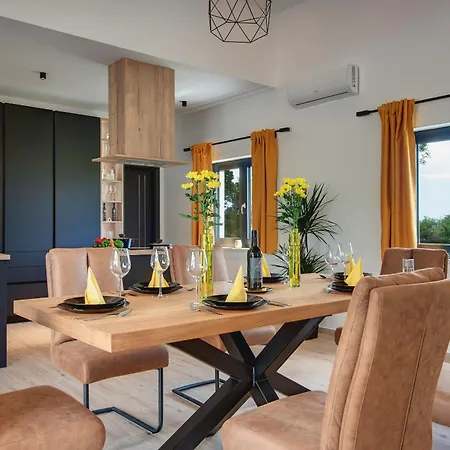Radola Only 3 Km From For 6 People With Private Pool & Large Garden