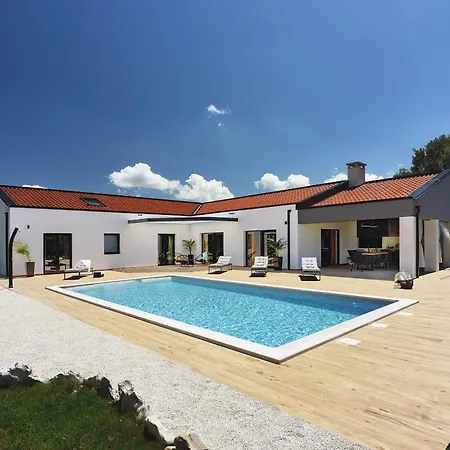 Villa Radola Only 3 Km From For 6 People With Private Pool & Large Garden *