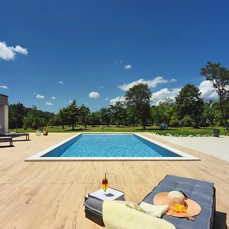 Villa Radola Only 3 Km From For 6 People With Private Pool & Large Garden *