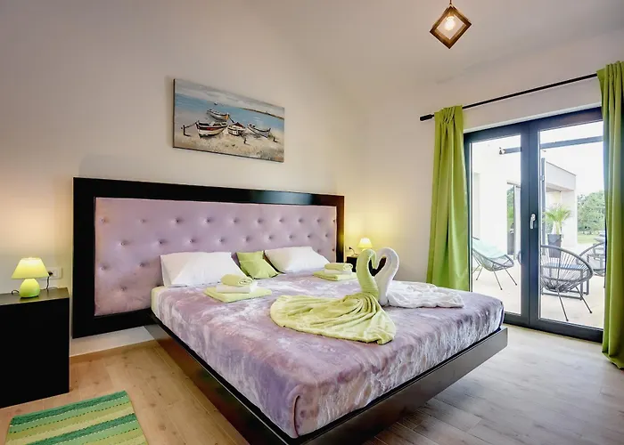Radola Only 3 Km From For 6 People With Private Pool & Large Garden * Hrboki