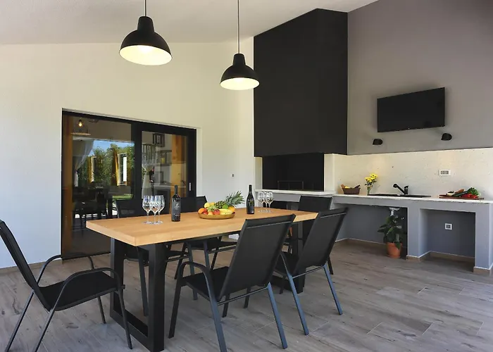 Vila Radola Only 3 Km From For 6 People With Private Pool & Large Garden Hrboki