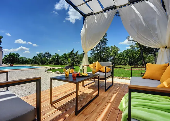 Vila Radola Only 3 Km From For 6 People With Private Pool & Large Garden