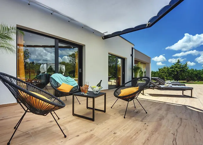 Radola Only 3 Km From For 6 People With Private Pool & Large Garden Hrboki