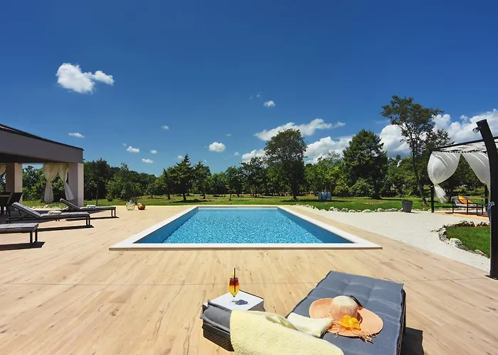 Vila Radola Only 3 Km From For 6 People With Private Pool & Large Garden *